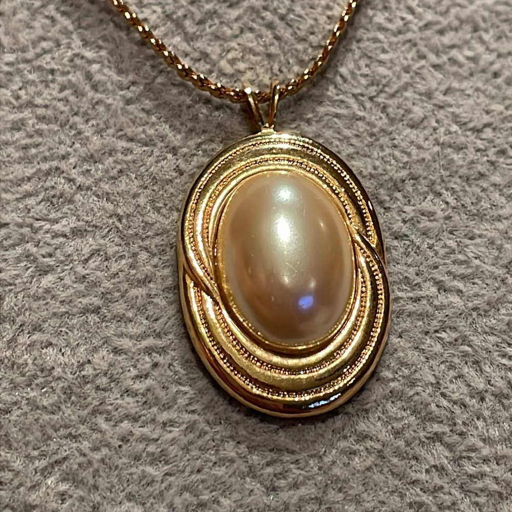 Oval  Faux Pearl Pendant Necklace Goldtone